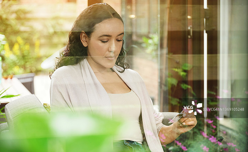 年轻女子进行在线银行卡支付图片素材