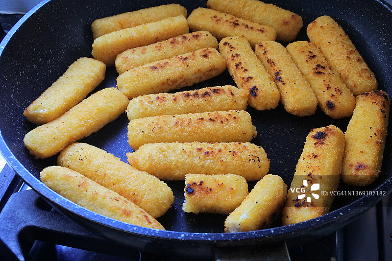 铁锅煎炸鱼条图片素材