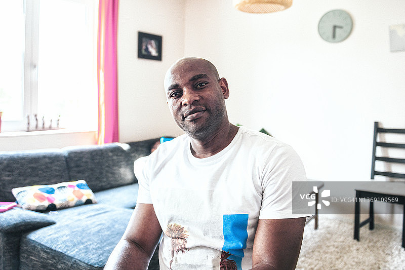 客厅里的非洲裔男子肖像图片素材
