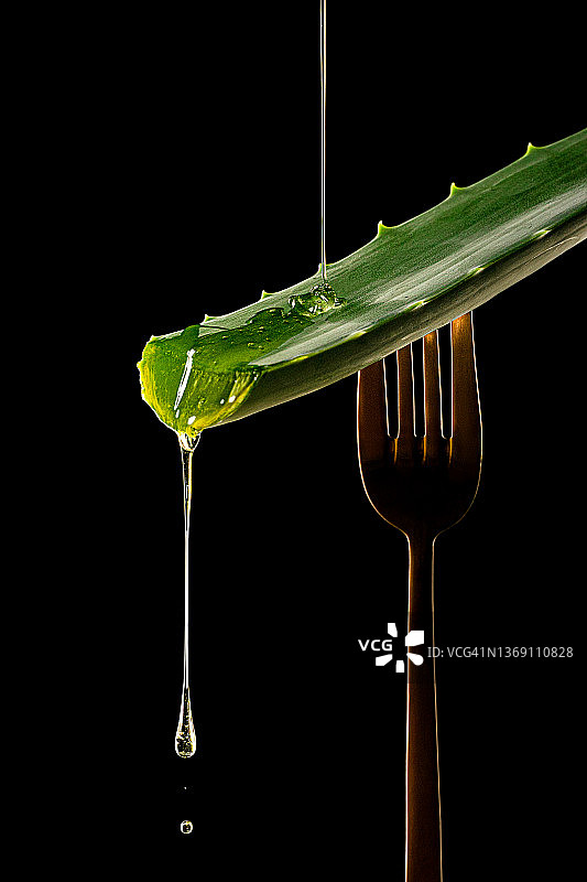 芦荟叶美容产品背景：保湿清洁化妆品凝胶或面部精华图片素材