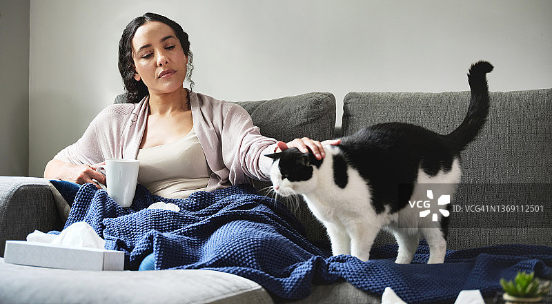 年轻女子在家感冒的场景图片素材