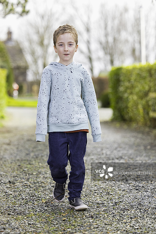 归心似箭的小男孩图片素材