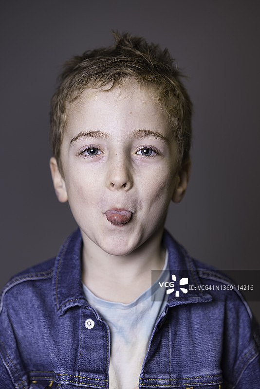 吐舌头的男孩图片素材