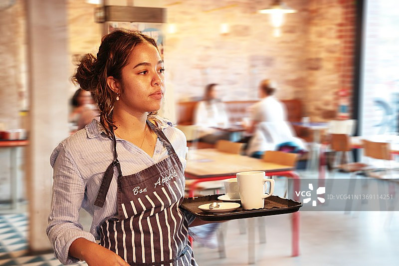 端着托盘的女服务员图片素材
