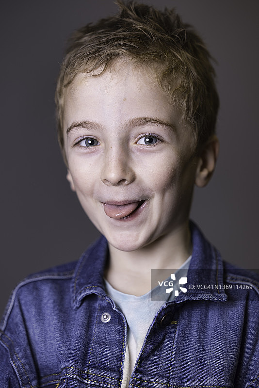 吐舌头大笑的无礼男孩图片素材