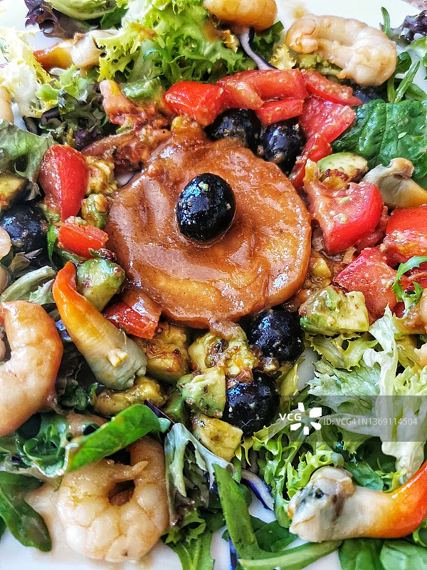 鳕鱼配虾和沙拉图片素材