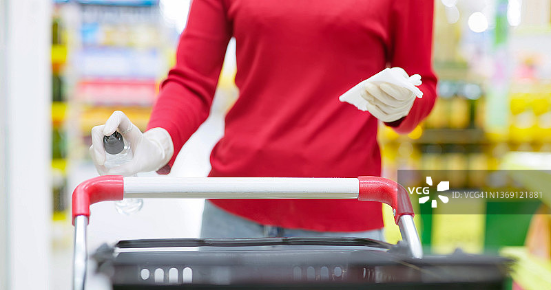 亚洲女人使用酒精喷雾图片素材