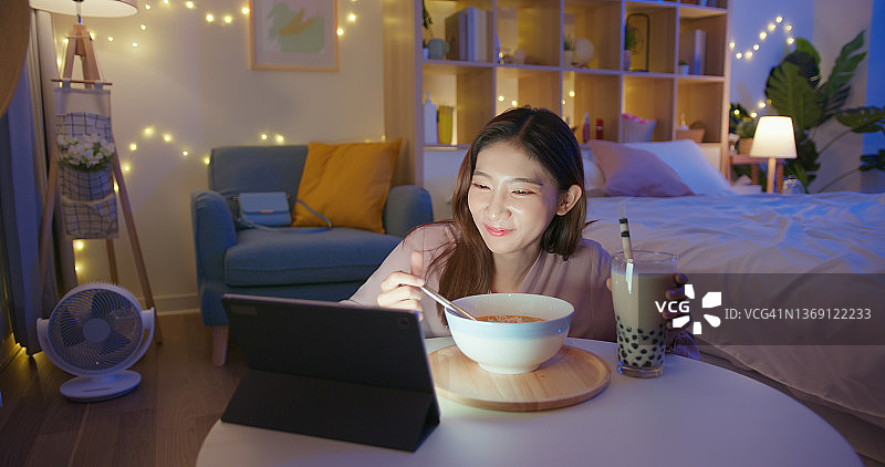 女人用平板电脑观看视频图片素材