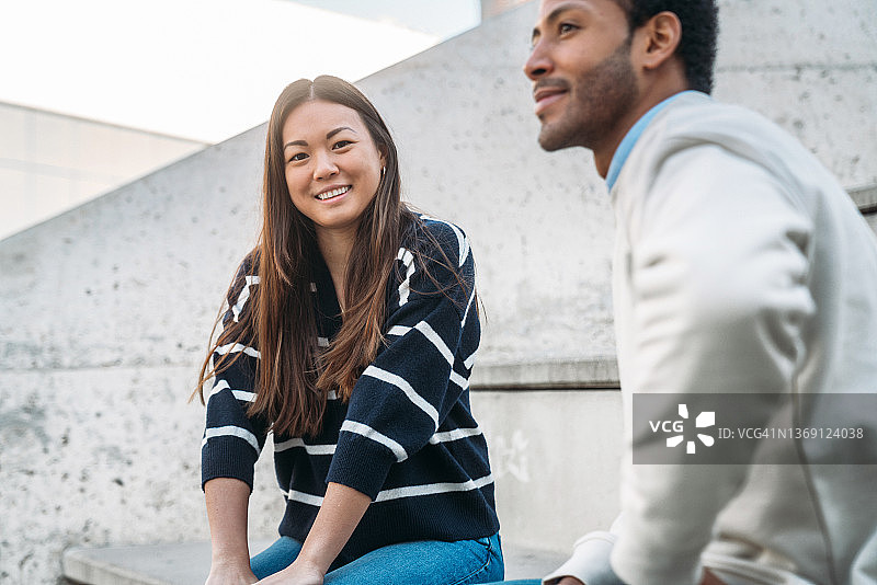 朋友在大学里玩耍图片素材