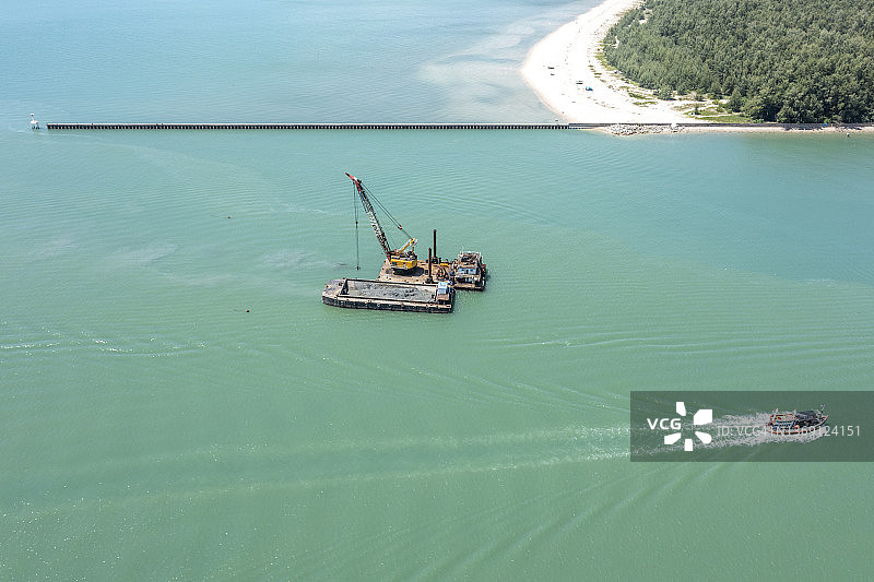 挖泥驳船航拍视角图片素材