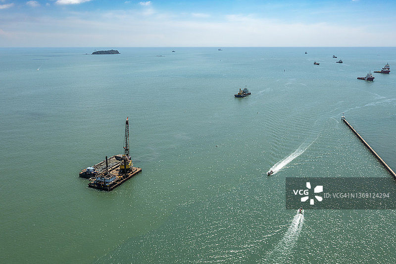 挖泥驳船航拍视角图片素材