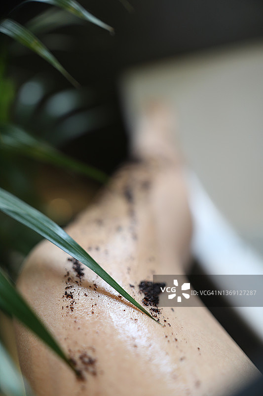 使用磨砂膏的女人腿部图片素材