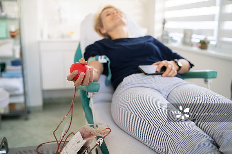 年轻女人在医院献血时躺下图片素材