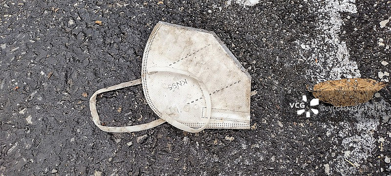 废弃的KN95新冠口罩图片素材