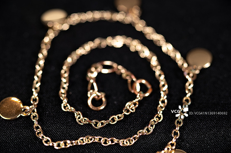 黑色背景上的金色链条图片素材