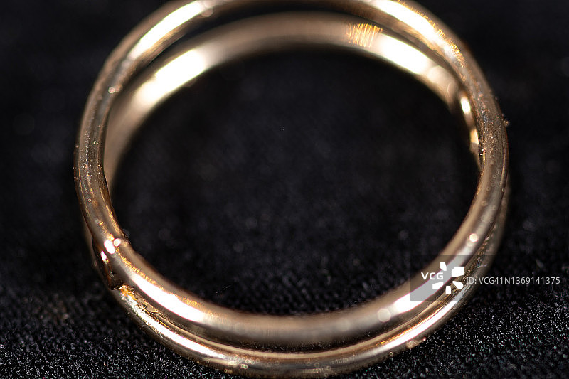 金色戒指特写图片素材