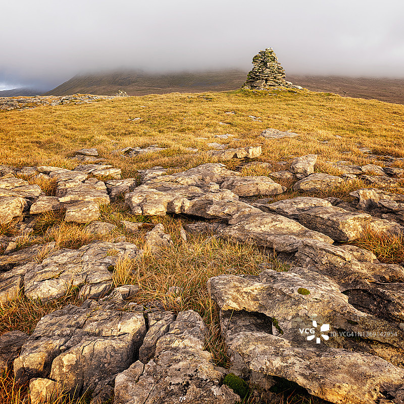 约克郡山谷的石堆和低云图片素材