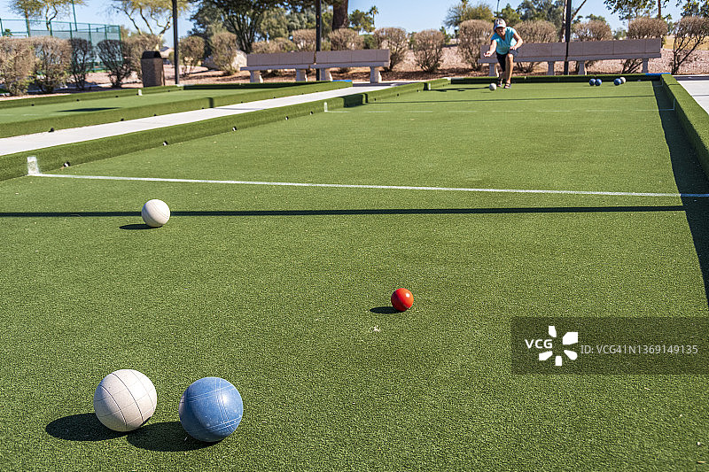 玩地掷球的老年妇女图片素材