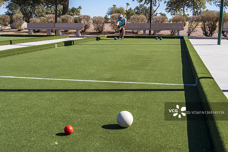 玩地掷球的老年妇女图片素材