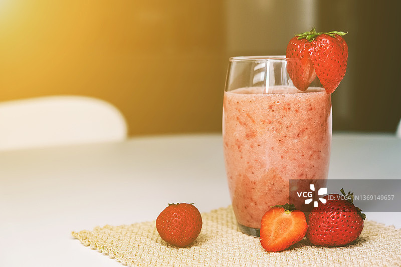 草莓冰沙和浆果图片素材