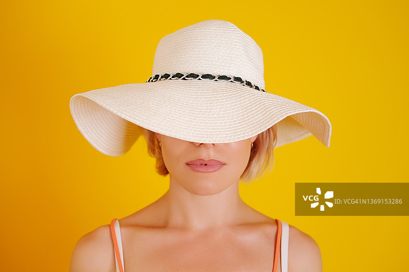 戴着宽边帽的年轻女子图片素材