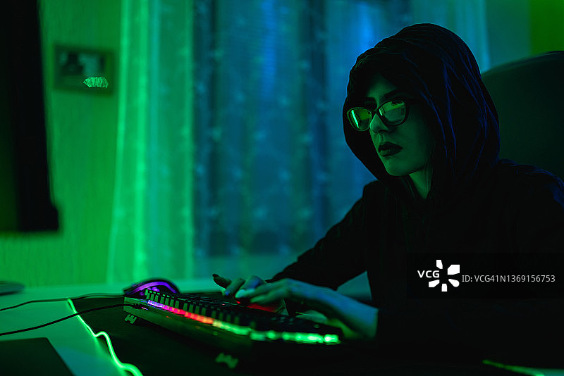 女黑客在电脑上工作图片素材