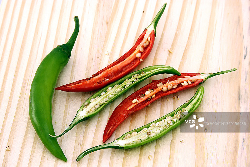 木质背景上的绿色和红色辣椒图片素材