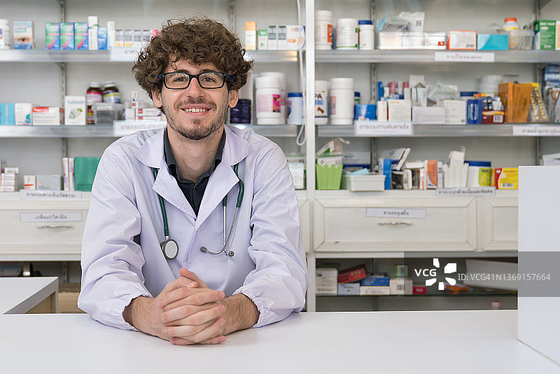 年轻药剂师在药房的肖像图片素材