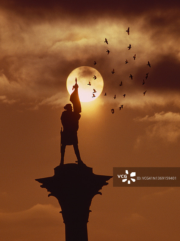 日落时分的士兵雕像图片素材