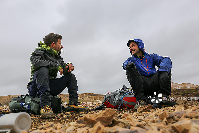两个背包客在冰岛徒步旅行中休息图片素材