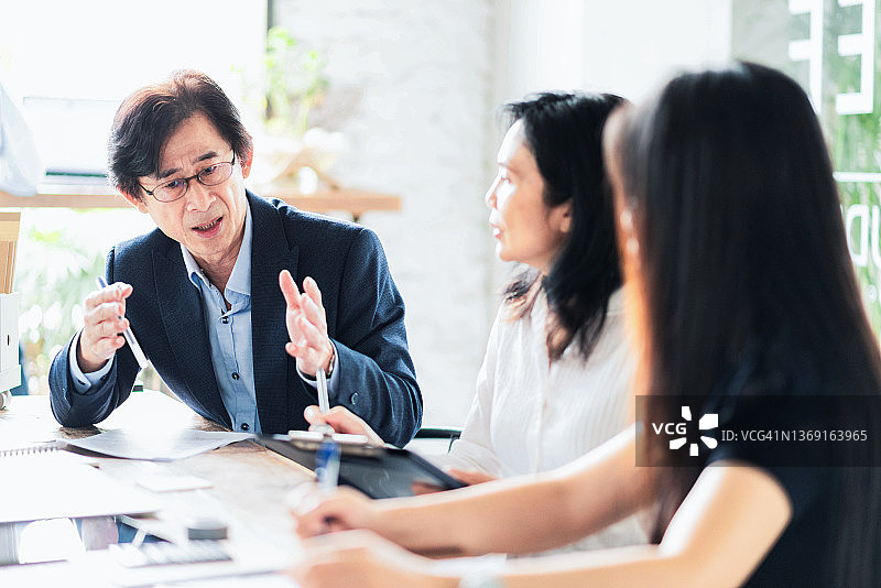 经理与同事的会议图片素材