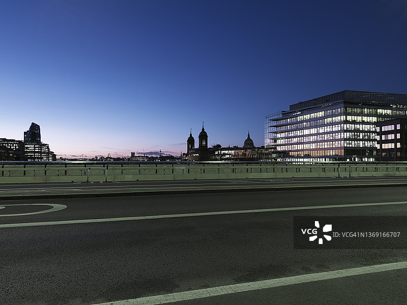 伦敦城市天际线下暮色中的空旷道路图片素材
