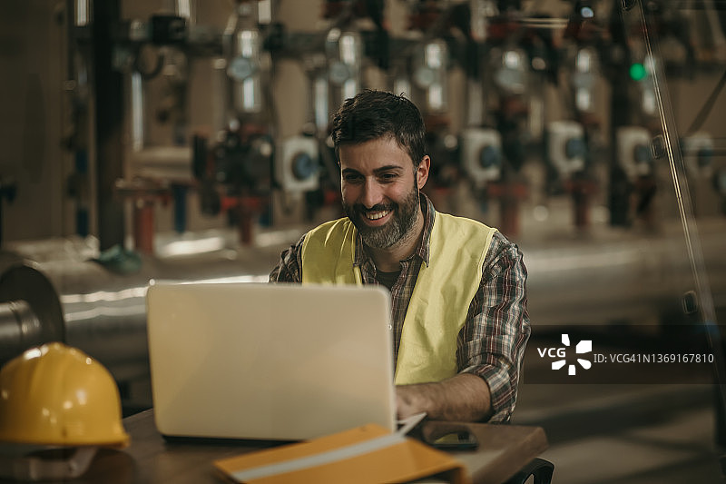 能源工厂工人图片素材