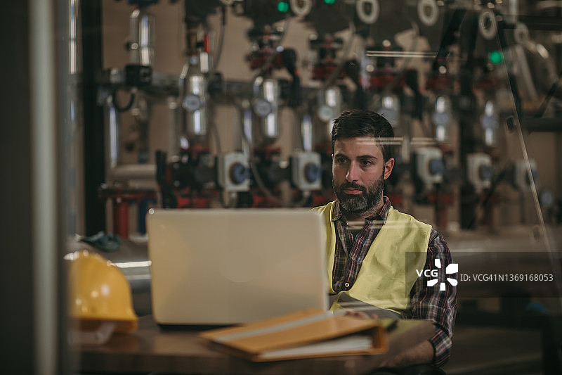 能源工厂工人图片素材