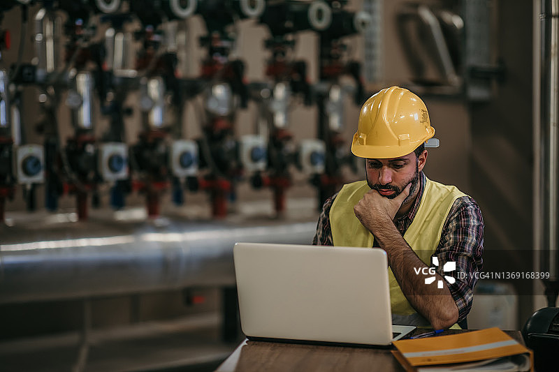 能源工厂工人图片素材