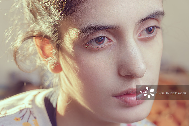 悲伤沉思的年轻女人肖像图片素材