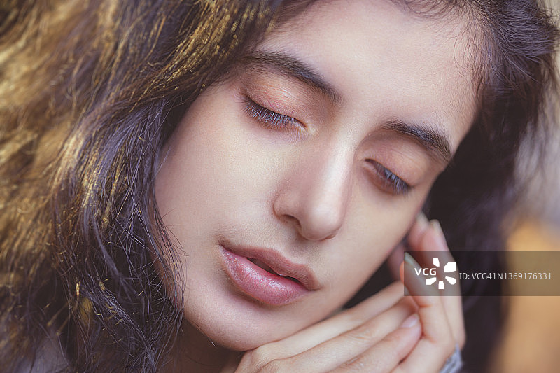 年轻女子闭目沉思图片素材