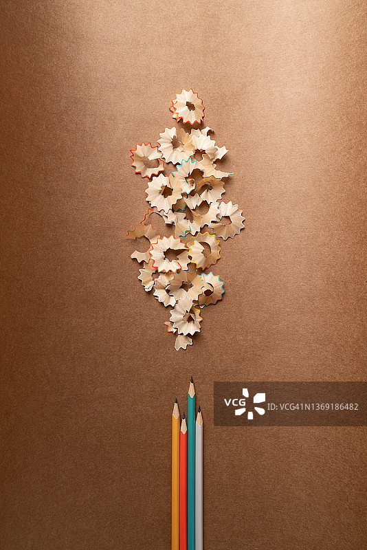 收集在牛皮纸上的铅笔和铅笔屑图片素材