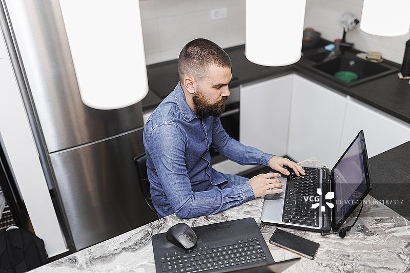 疲惫的年轻商人居家办公图片素材