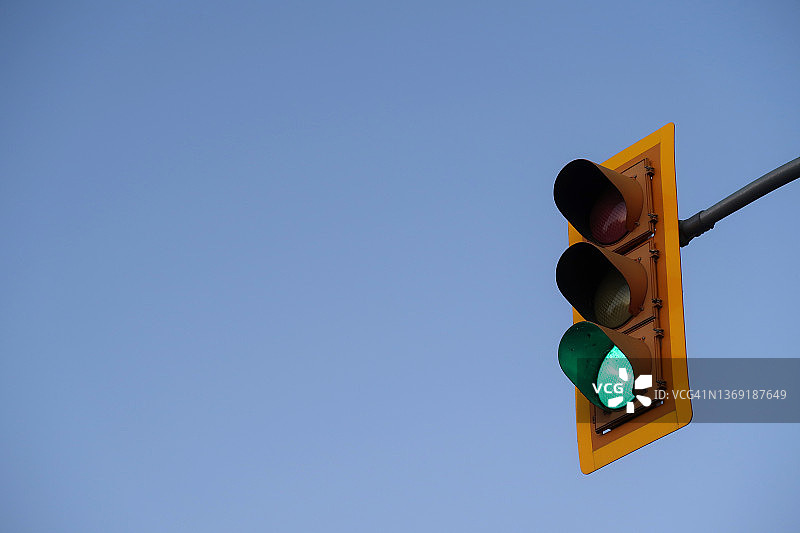 晴空下的绿色交通灯图片素材