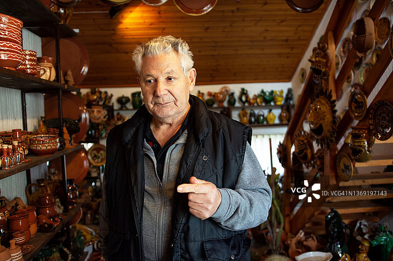 陶艺匠人在他的工作室里图片素材