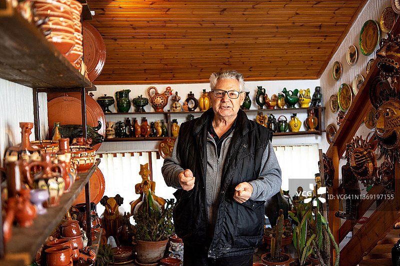 陶艺匠人在他的工作室里图片素材