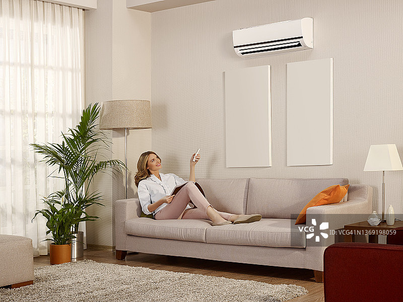 在有空调的房间里休息图片素材