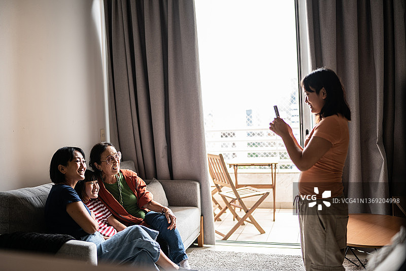 一家人在家用手机拍照图片素材