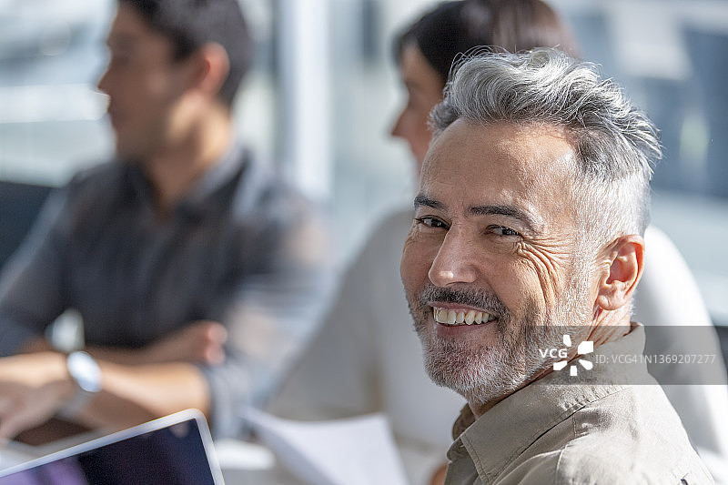 看着镜头微笑的中年商人图片素材