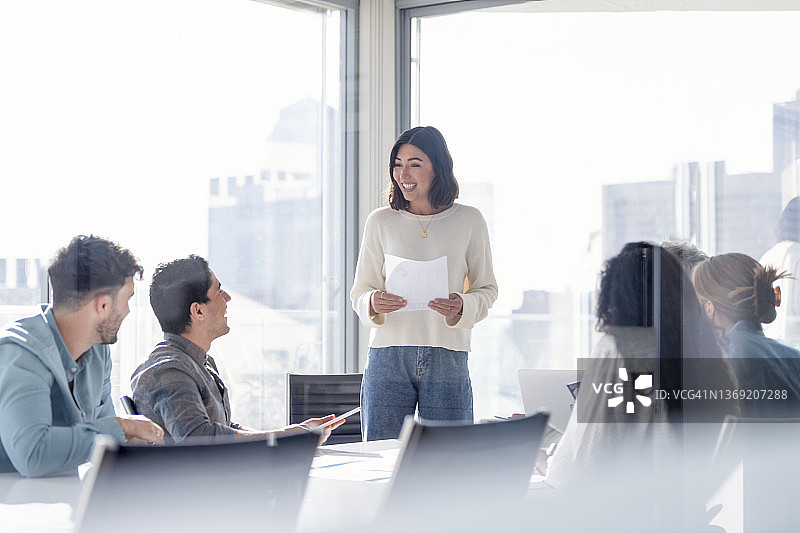 自信的女人在小组会议上做演示图片素材