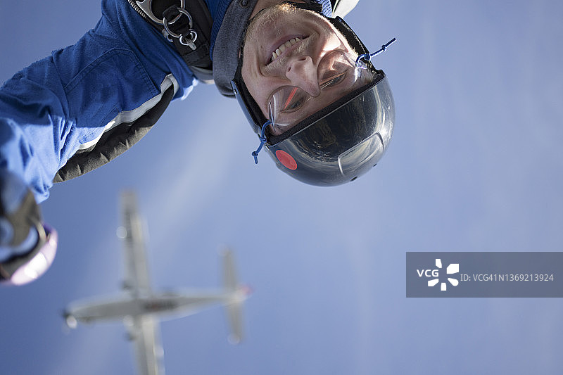 跳伞运动员在晴空中自由飞行图片素材