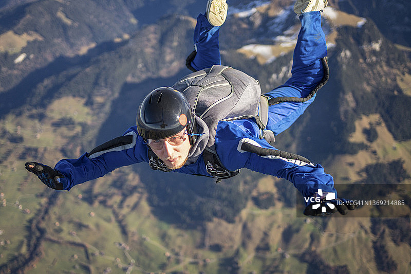 跳伞运动员在晴空中自由飞行图片素材