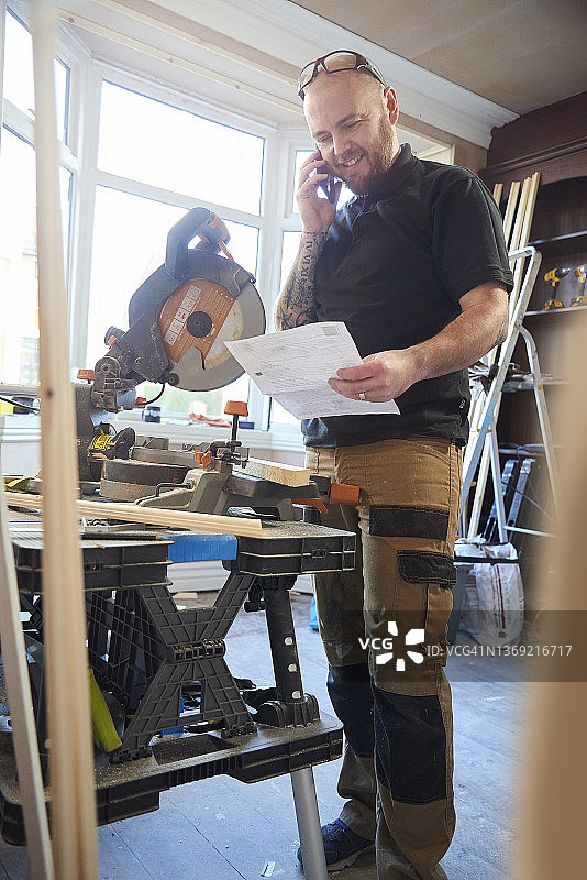 正在通话的木匠图片素材