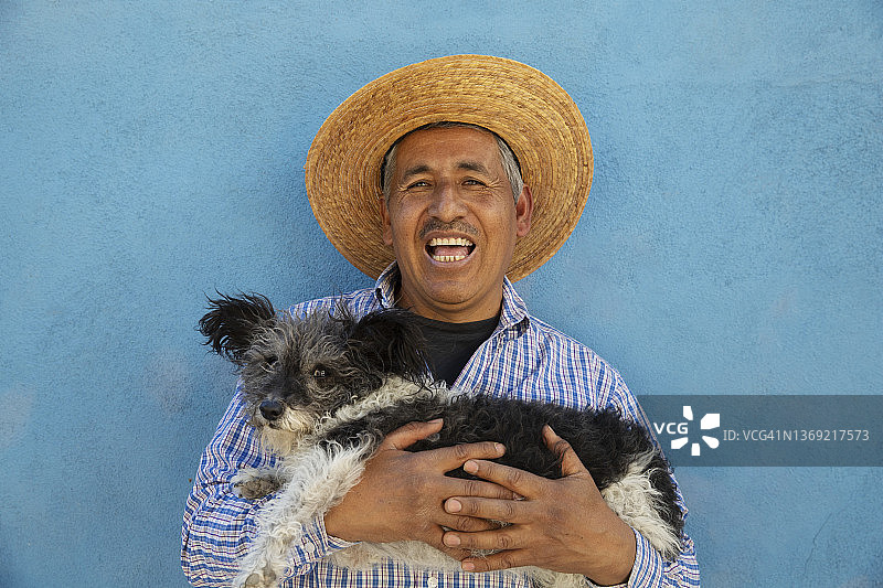 一个男人和他的小狗图片素材